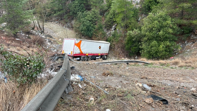 Adana'da şarampole yuvarlanan tırdaki 2 kişi yaralandı