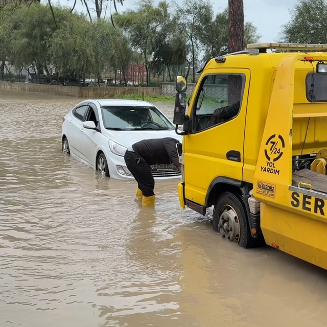 Serik'te sağanak nedeniyle yollarda su birikintileri oluştu
Su birikintisin...