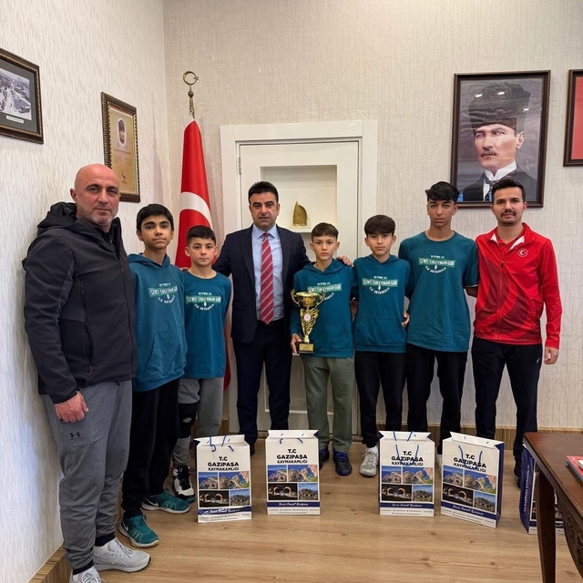 Gazipaşa'yı temsil eden badminton takımı Antalya şampiyonu oldu