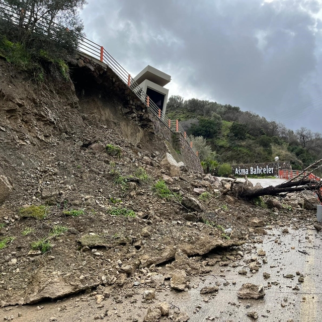 İzmir'de lüks site yolu toprak kayması nedeniyle kapandı
Sağanak yağış heye...