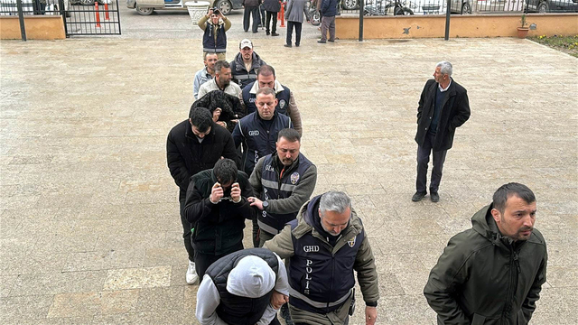 Suç örgütü üyesini diplomatik plakalı araçla yurt dışına kaçıran 6 şüpheli yakalandı