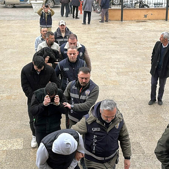 Suç örgütü üyesini diplomatik plakalı araçla yurt dışına kaçıran 6 şüpheli...