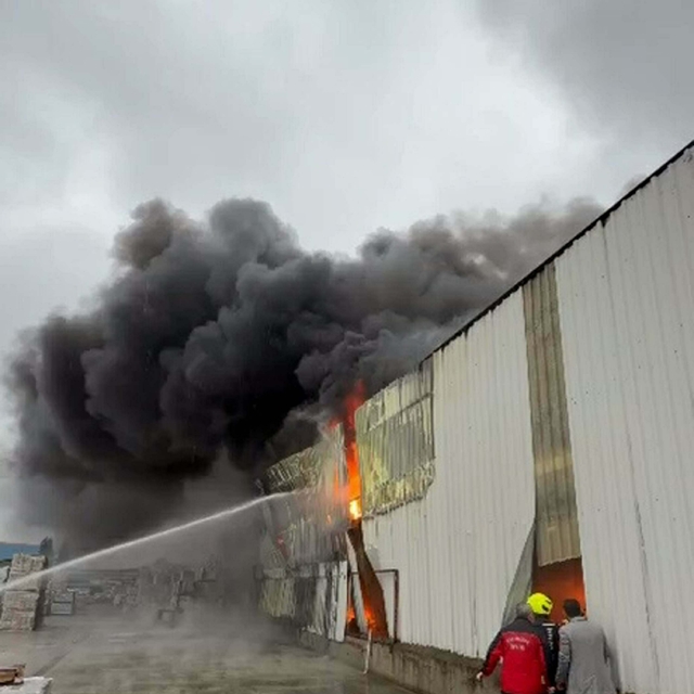 Balıkesir'de depoda yangın