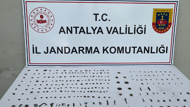 Alanya'da evinde 281 tarihi eser ele geçirilen şüpheli gözaltına alındı