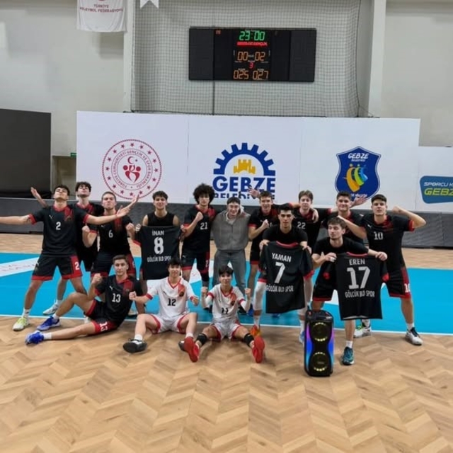 Gölcük Belediyespor genç erkek voleybol takımı üst üste 3. kez şampiyon