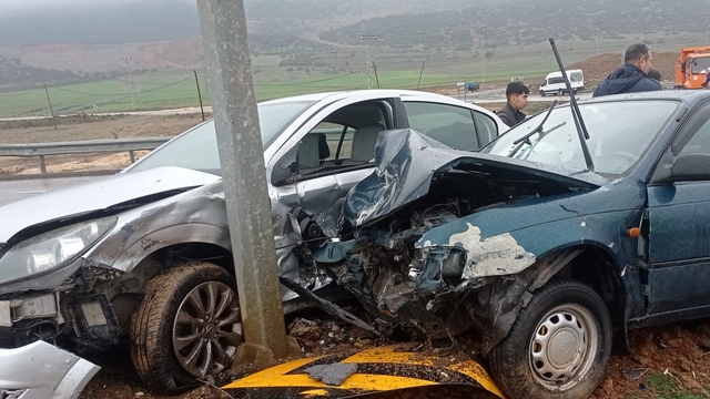 Gaziantep'te çarpışan araçların sürücüleri yaralandı