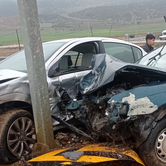 Gaziantep'te çarpışan araçların sürücüleri yaralandı