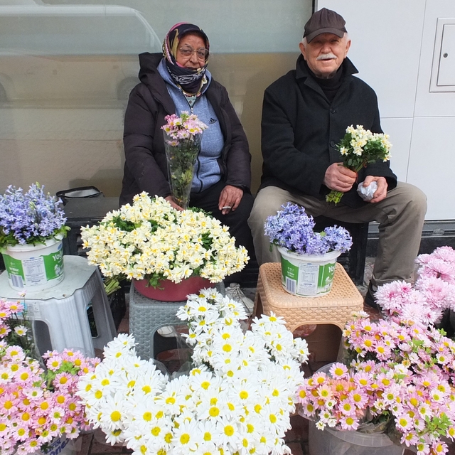 Burhaniye' de çiçekçiler 14 Şubat'ı bekliyor