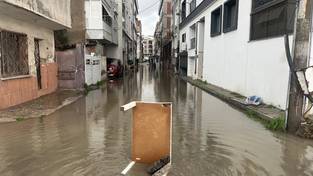 Karşıyaka'da sağanak sonrası sokaklar göle döndü