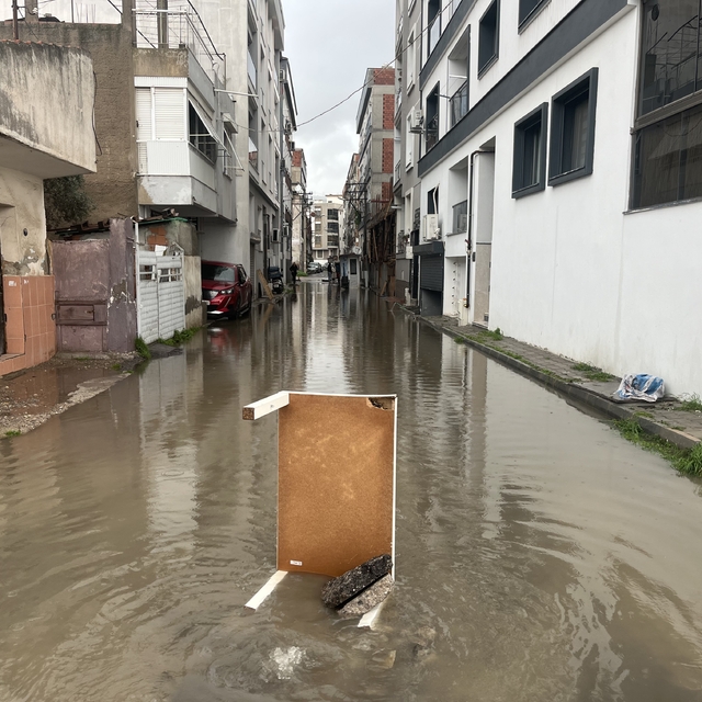 Karşıyaka'da sağanak sonrası sokaklar göle döndü