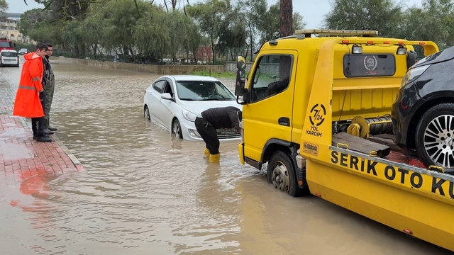 Serik'te sağanak nedeniyle yollarda su birikintileri oluştu
Su birikintisinde mahsur kalan bir araç çekici yardımıyla kurtarıldı