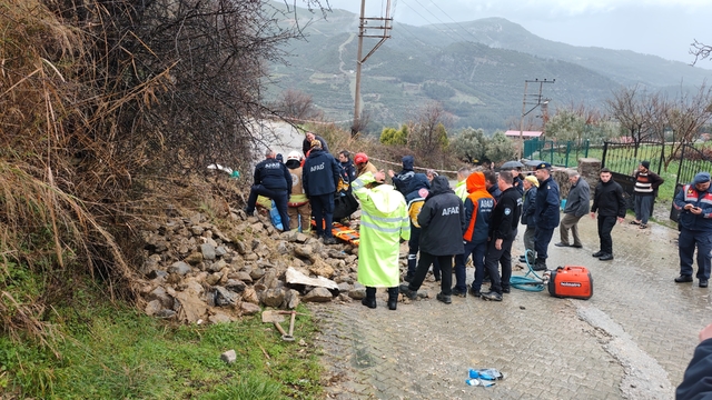 Manisa'da aşırı yağmurlardan istinat duvarı çöktü: 1 ölü