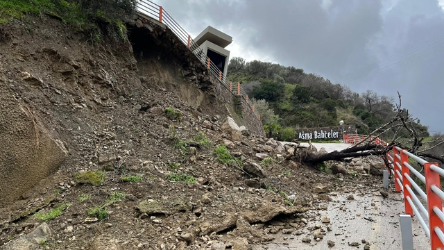 İzmir'de lüks site yolu toprak kayması nedeniyle kapandı
Sağanak yağış heyelan getirdi: Lüks site yolu kapandı