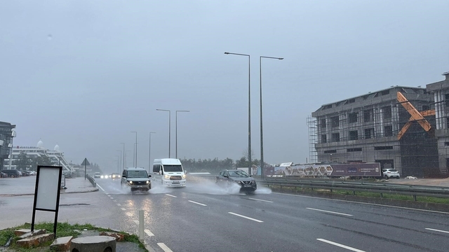 Alanya'da sağanak etkili oldu, sürücüler zor anlar yaşadı