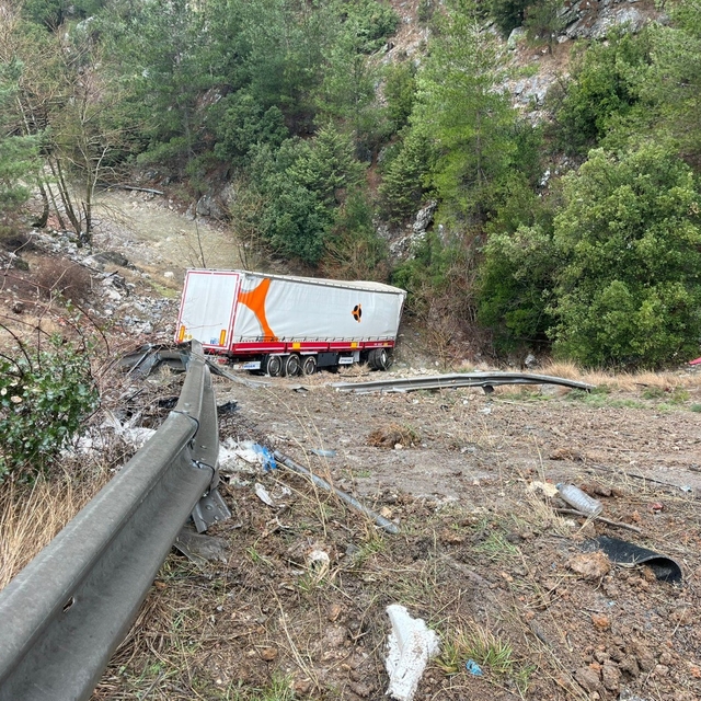 Otoyolda tır bariyerlere çarpıp şarampole yuvarlandı: 2 yaralı