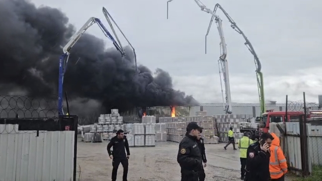 Balıkesir'de yapı market deposunda yangın