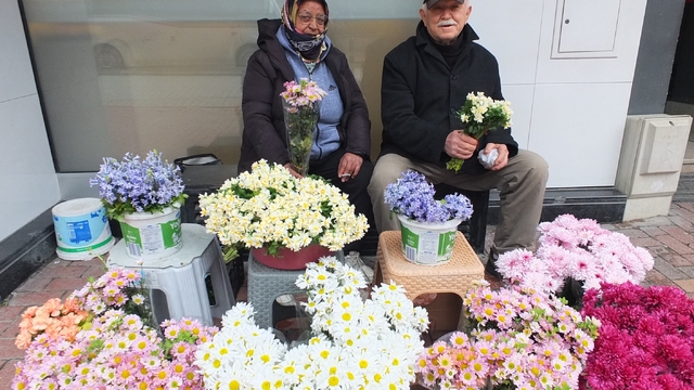 Burhaniye' de çiçekçiler 14 Şubat'ı bekliyor