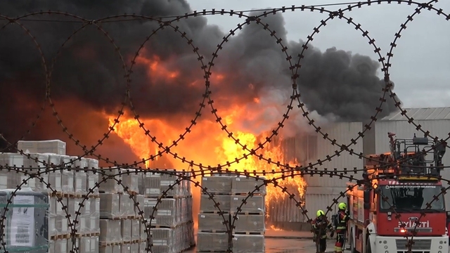 Yapı market deposundaki yangın kontrol altında