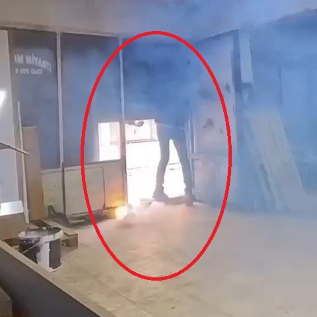 İş yerine torpil atıp, kepengi kapattılar; o anlar kamerada