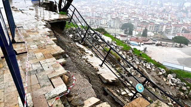 Manisa'da Ağlayan Kaya-Spil Dağı Milli Parkı yolu trafiğe kapatıldı