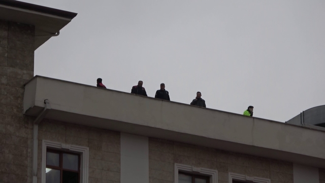 Valilik binasına çıkarak intihar teşebbüsünde bulunan şahıs ikna edildi