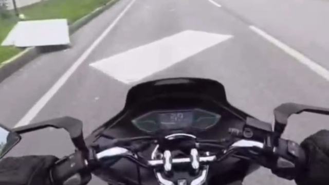 Bandırma'da seyir halindeki kamyonetten alçıpanlar yola savruldu