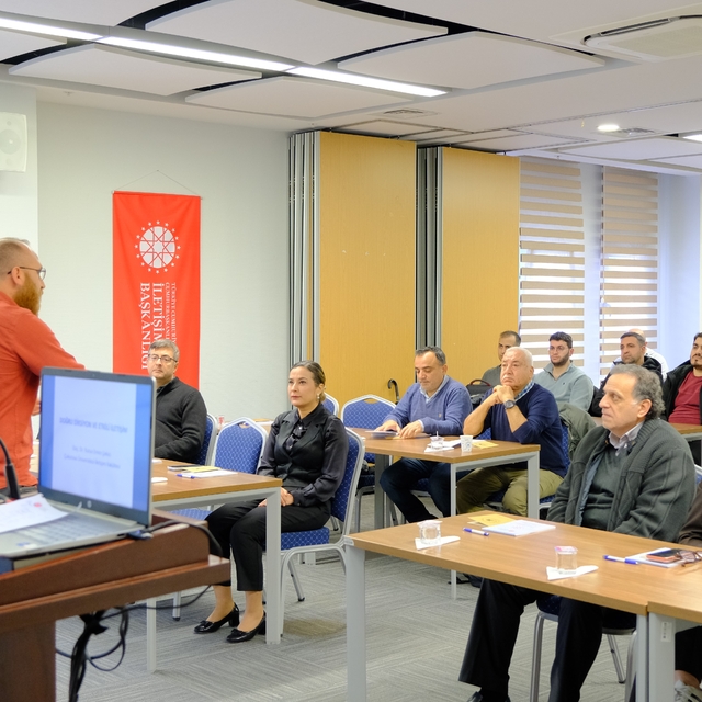Adana'da 'Diksiyon ve Yapay Zeka Çağında Habercilik' eğitimi