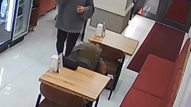 Sipariş ettiği dürümün içerisine sakalının kıllarını koydu, hesap ödemeden çıktı