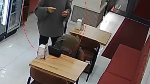 Çiğ köfte dükkanında sipariş ettiği dürüme sakal kılı koydu