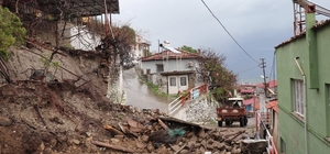 Kuvvetli yağışa dayanamadı, çöktü