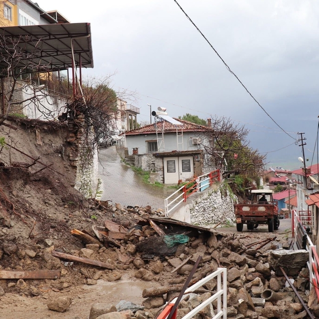 Kuvvetli yağışa dayanamadı, çöktü