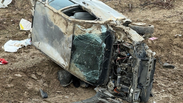 Isparta'da otomobil şarampole yuvarlandı: 1'i ağır 2 yaralı