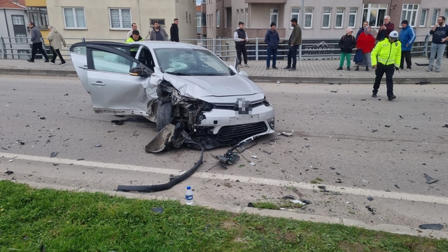Sinop'ta otomobiller çarpıştı: 3 yaralı