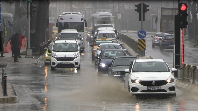Edirne'de yağmur etkili oldu, cadde ve sokaklar göle döndü
Edirne'de sağanak hayatı olumsuz etkiledi