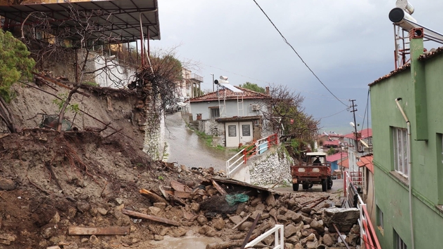 Kuvvetli yağışa dayanamadı, çöktü