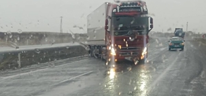 Karapınar'da şiddetli rüzgar ve sağanak sürücülere zor anlar yaşattı