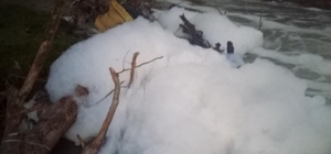 Köpüren dereden ağır kokular yükseliyor
Deredeki endişe veren manzara nefes...