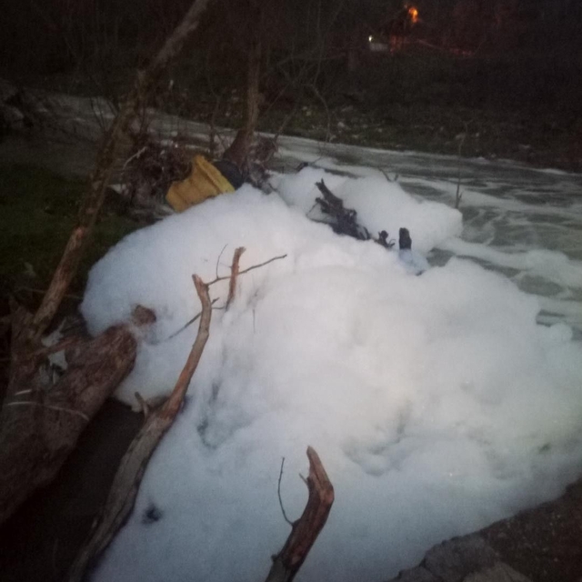 Köpüren dereden ağır kokular yükseliyor
Deredeki endişe veren manzara nefes...