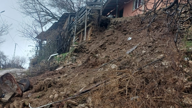 Adana'da bir evin istinat duvarı çöktü