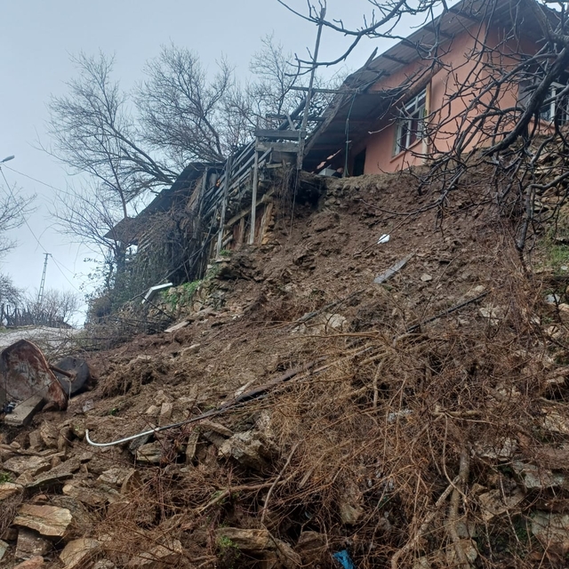 Adana'da bir evin istinat duvarı çöktü