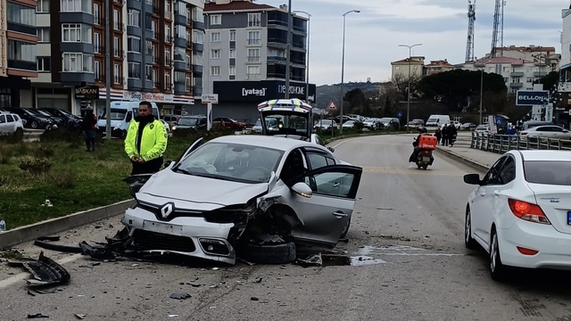 Sinop'ta iki otomobilin çarpıştığı kazada 3 kişi yaralandı