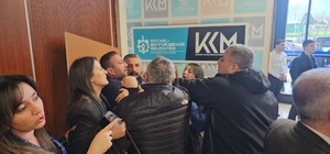 CHP'li meclis üyesinden ağza alınmayacak küfürler
Meclis üyeleri birbirine...