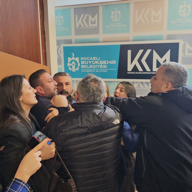 CHP'li meclis üyesinden ağza alınmayacak küfürler
Meclis üyeleri birbirine...