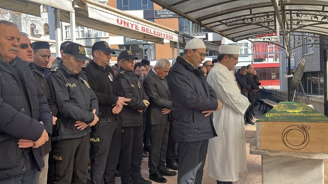 Hastalığı nedeniyle hayatını kaybeden emniyet personeli son yolculuğuna uğurlandı