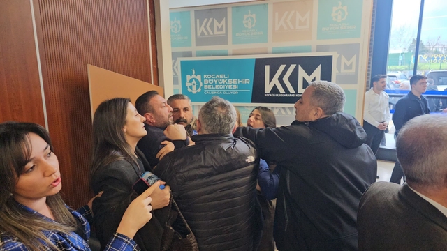 CHP'li meclis üyesinden ağza alınmayacak küfürler
Meclis üyeleri birbirine girdi, o anlar kamerada