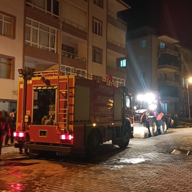 Sinop'ta 4 katlı binanın odunluğunda yangın