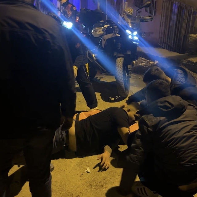 Samsun'da sokak ortasında silahla vurulan genç yaralandı