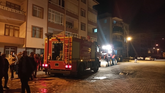 Sinop'ta 4 katlı binanın odunluğunda yangın