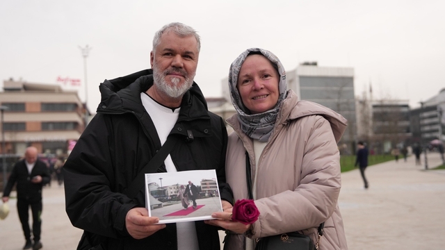 Şehrin kalbinde çiftlere 14 Şubat sürprizi Düzce Belediyesi kırmızı halı serdi çiftler önce şaşırdı, sonra ele ele yürüdü