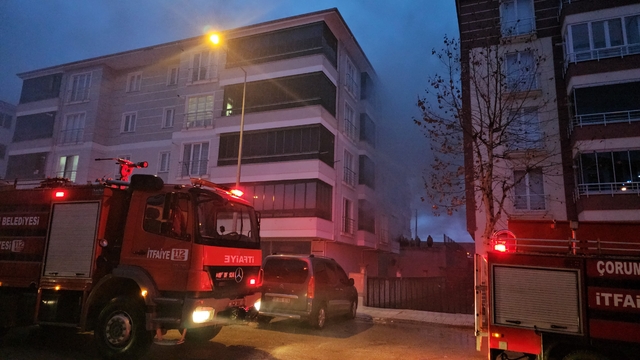 Çorum'da evde çıkan yangında 4 kişi dumandan etkilendi